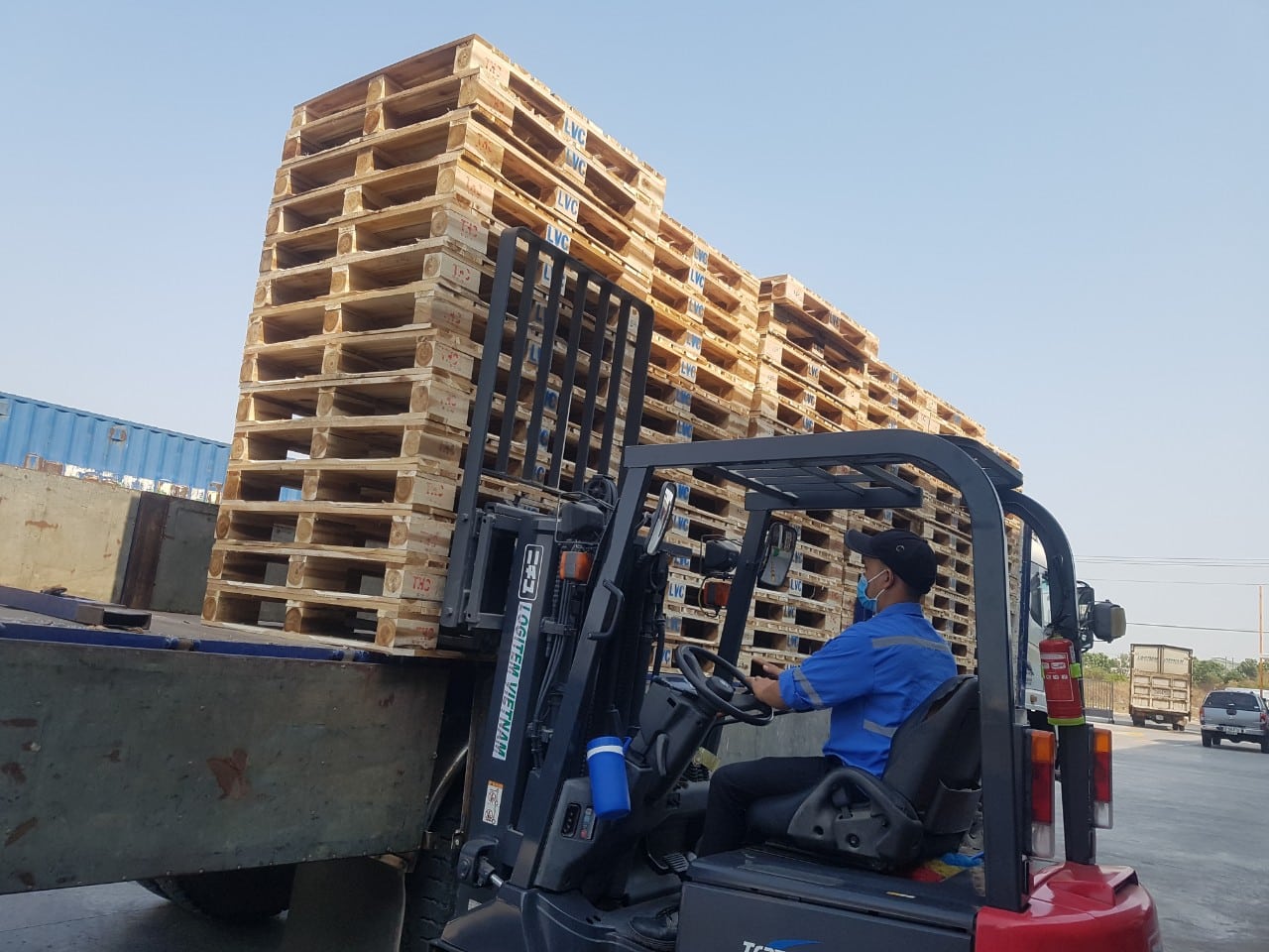 Thiên Hùng Cường là đơn vị đi đầu trong việc cung cấp dịch vụ đóng pallet gỗ theo yêu cầu