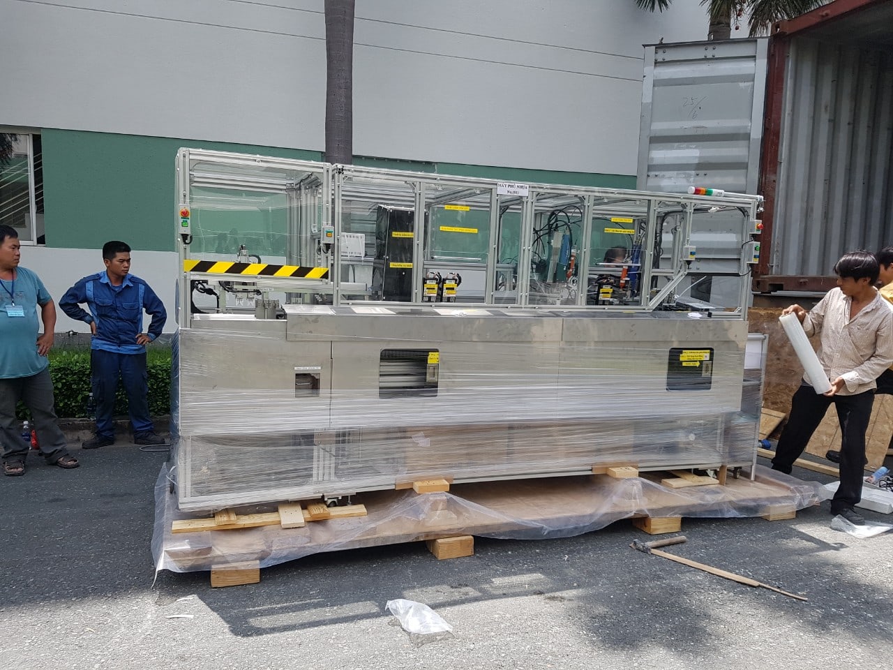 Gỗ sẽ được tính toán và tiến hành xẻ thành khí theo khối lượng, kích thước của hàng hóa